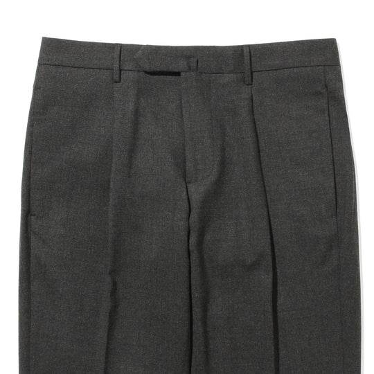 ARECHI ウールストレッチ 1プリーツテーパードパンツ チャコールグレー