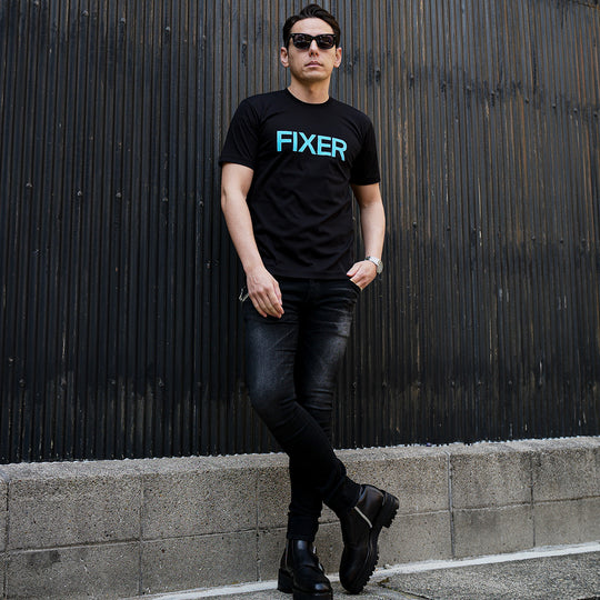 プリントクルーネックTシャツ ブラック×サックス