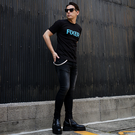 プリントクルーネックTシャツ ブラック×サックス