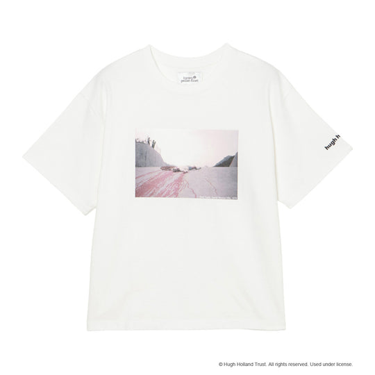 ＜HUGH HOLLANDコラボレーション＞ユニセックス Ｔシャツ ”Red Trails (Santa Monica Hills, 1976)”  ホワイト