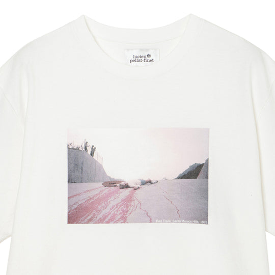 ＜HUGH HOLLANDコラボレーション＞ユニセックス Ｔシャツ ”Red Trails (Santa Monica Hills, 1976)”  ホワイト