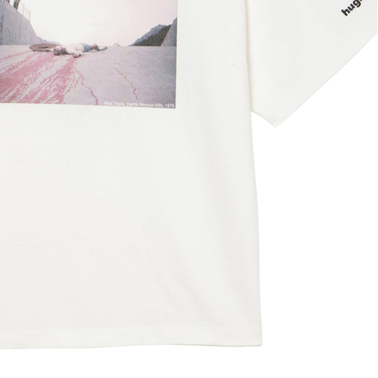＜HUGH HOLLANDコラボレーション＞ユニセックス Ｔシャツ ”Red Trails (Santa Monica Hills, 1976)”  ホワイト