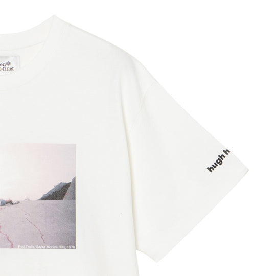 ＜HUGH HOLLANDコラボレーション＞ユニセックス Ｔシャツ ”Red Trails (Santa Monica Hills, 1976)”  ホワイト