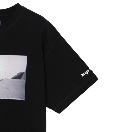 ＜HUGH HOLLANDコラボレーション＞ユニセックス Ｔシャツ ”Red Trails (Santa Monica Hills, 1976)”  ブラック