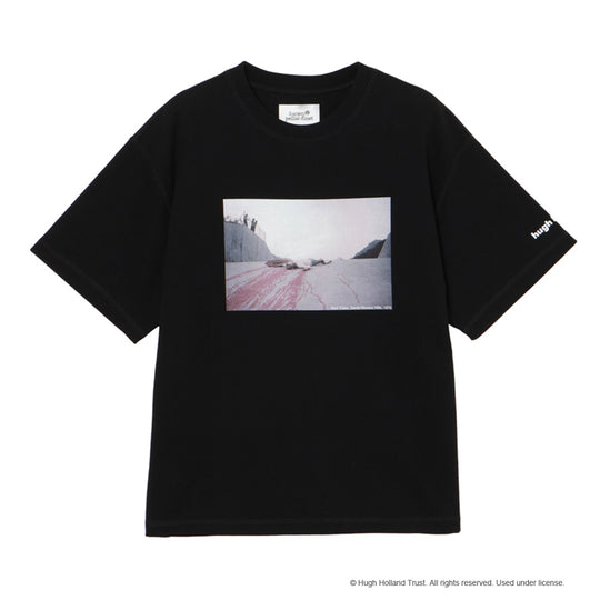 ＜HUGH HOLLANDコラボレーション＞ユニセックス Ｔシャツ ”Red Trails (Santa Monica Hills, 1976)”  ブラック