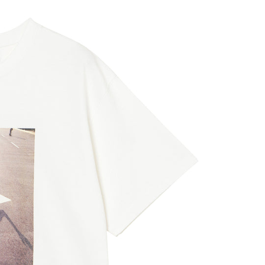 ＜HUGH HOLLANDコラボレーション＞ユニセックス Ｔシャツ ”Left Turn Only (Orange County, 1975)”  ホワイト