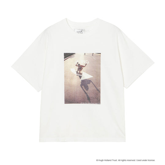 ＜HUGH HOLLANDコラボレーション＞ユニセックス Ｔシャツ ”Left Turn Only (Orange County, 1975)”  ホワイト