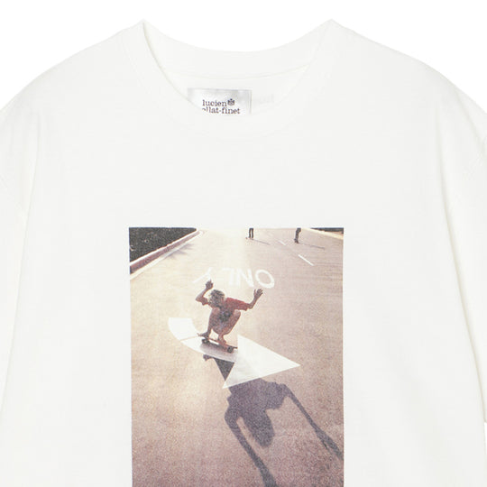 ＜HUGH HOLLANDコラボレーション＞ユニセックス Ｔシャツ ”Left Turn Only (Orange County, 1975)”  ホワイト