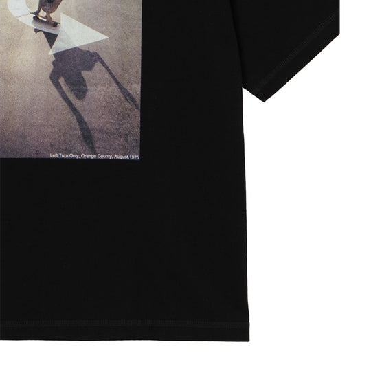 ＜HUGH HOLLANDコラボレーション＞ユニセックス Ｔシャツ ”Left Turn Only (Orange County, 1975)”  ブラック