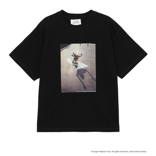 ＜HUGH HOLLANDコラボレーション＞ユニセックス Ｔシャツ ”Left Turn Only (Orange County, 1975)”  ブラック