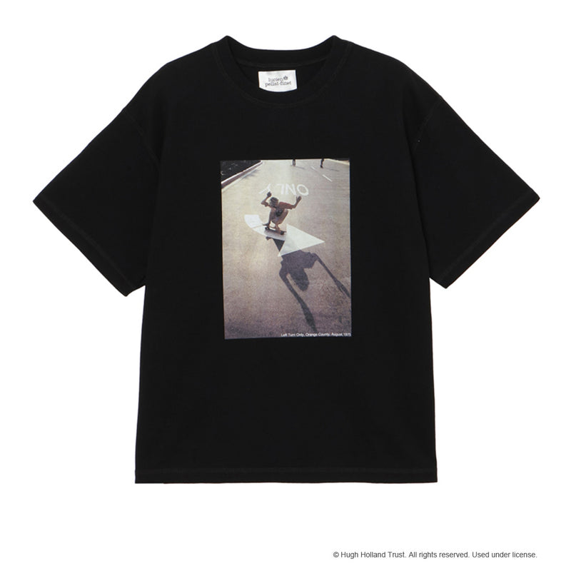 HUGH HOLLANDコラボレーション＞ユニセックス Tシャツ ”Left Turn