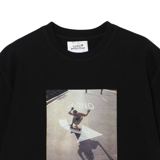 ＜HUGH HOLLANDコラボレーション＞ユニセックス Ｔシャツ ”Left Turn Only (Orange County, 1975)”  ブラック