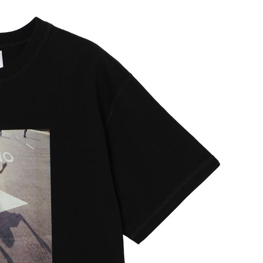 ＜HUGH HOLLANDコラボレーション＞ユニセックス Ｔシャツ ”Left Turn Only (Orange County, 1975)”  ブラック