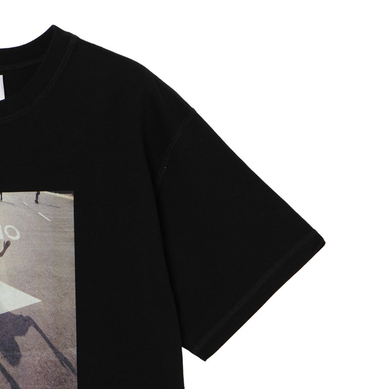 HUGH HOLLANDコラボレーション＞ユニセックス Tシャツ ”Left Turn