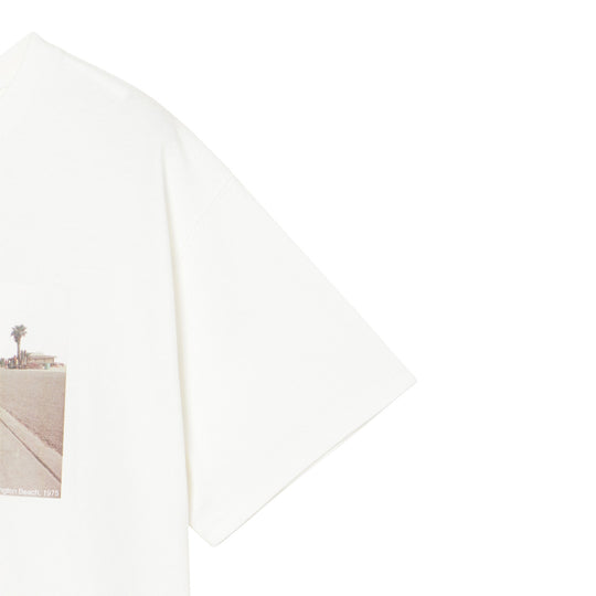 ＜HUGH HOLLANDコラボレーション＞ユニセックス Ｔシャツ ”Sidewalk Surfer (Huntington Beach, 1975)”  ホワイト