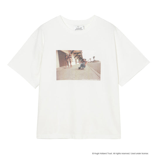 ＜HUGH HOLLANDコラボレーション＞ユニセックス Ｔシャツ ”Sidewalk Surfer (Huntington Beach, 1975)”  ホワイト