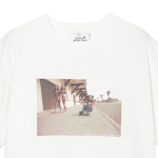 ＜HUGH HOLLANDコラボレーション＞ユニセックス Ｔシャツ ”Sidewalk Surfer (Huntington Beach, 1975)”  ホワイト