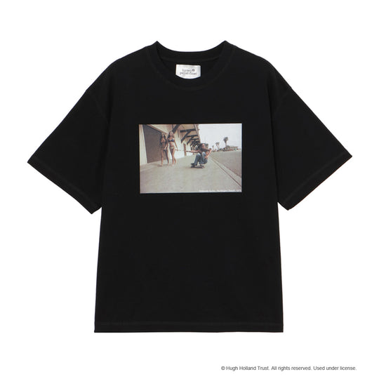 ＜HUGH HOLLANDコラボレーション＞ユニセックス Ｔシャツ ”Sidewalk Surfer (Huntington Beach, 1975)”  ブラック