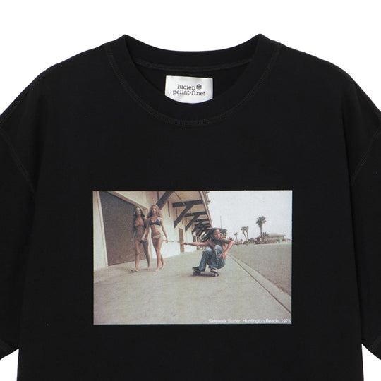＜HUGH HOLLANDコラボレーション＞ユニセックス Ｔシャツ ”Sidewalk Surfer (Huntington Beach, 1975)”  ブラック