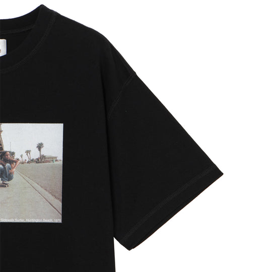 ＜HUGH HOLLANDコラボレーション＞ユニセックス Ｔシャツ ”Sidewalk Surfer (Huntington Beach, 1975)”  ブラック