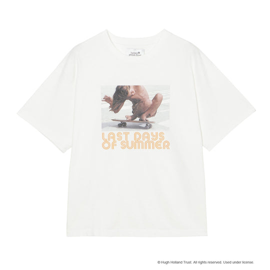 ＜HUGH HOLLANDコラボレーション＞ユニセックス Ｔシャツ ”Down On The Corner (Balboa Beach, 1975)”  ホワイト
