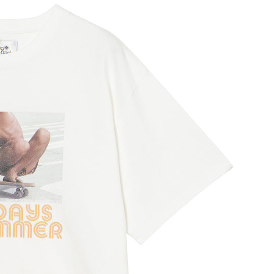 ＜HUGH HOLLANDコラボレーション＞ユニセックス Ｔシャツ ”Down On The Corner (Balboa Beach, 1975)”  ホワイト