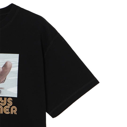 ＜HUGH HOLLANDコラボレーション＞ユニセックス Ｔシャツ ”Down On The Corner (Balboa Beach, 1975)”  ブラック