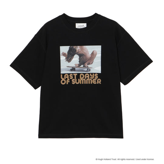 ＜HUGH HOLLANDコラボレーション＞ユニセックス Ｔシャツ ”Down On The Corner (Balboa Beach, 1975)”  ブラック