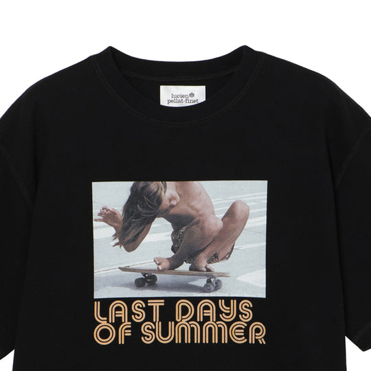 ＜HUGH HOLLANDコラボレーション＞ユニセックス Ｔシャツ ”Down On The Corner (Balboa Beach, 1975)”  ブラック