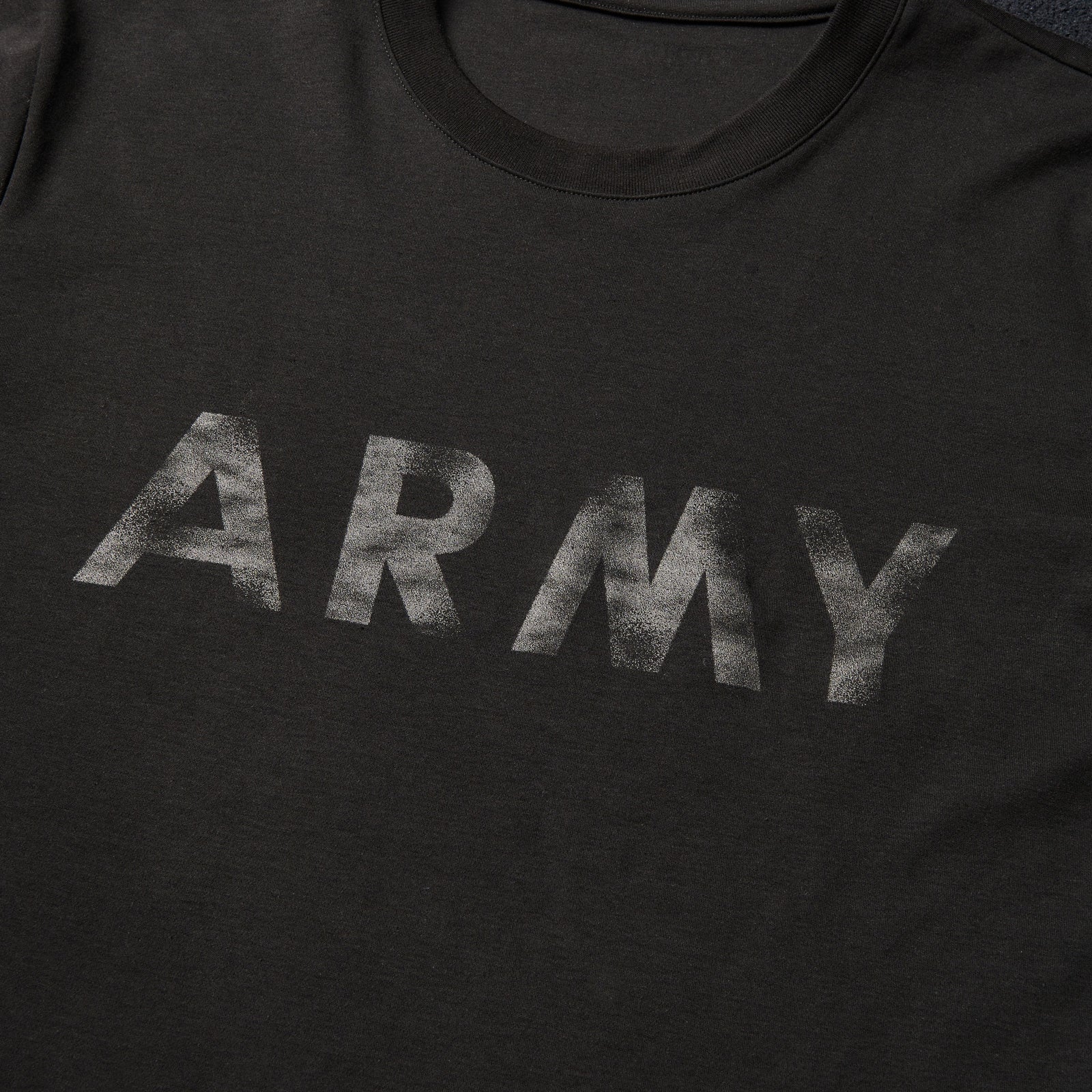 その他 1PIU1UGUALE3 VINTAGE LOGO ARMY T-SHIRT 第19弾 VINTAGE LOGO ARMY Tシャツ ブラック×ブラック – MINIMAL