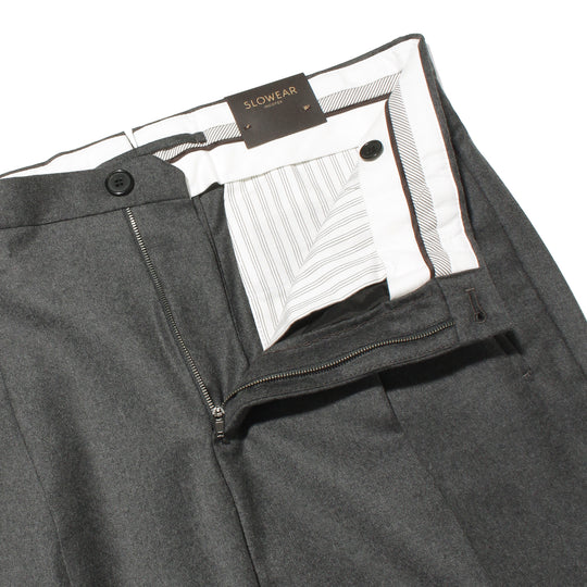 テーパードフィット1プリーツパンツ  ミディアムグレー