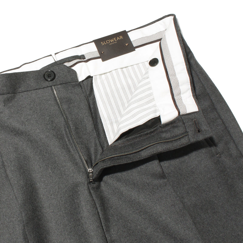テーパードフィット1プリーツパンツ ミディアムグレー – MINIMAL