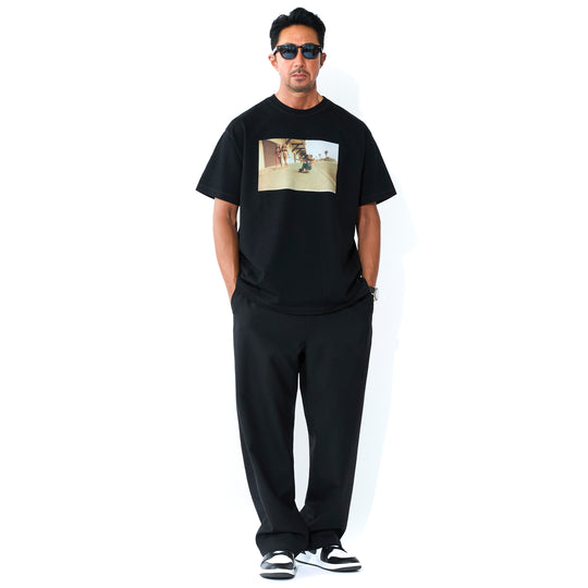 ＜HUGH HOLLANDコラボレーション＞ユニセックス Ｔシャツ ”Sidewalk Surfer (Huntington Beach, 1975)”  ブラック