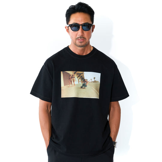 ＜HUGH HOLLANDコラボレーション＞ユニセックス Ｔシャツ ”Sidewalk Surfer (Huntington Beach, 1975)”  ブラック