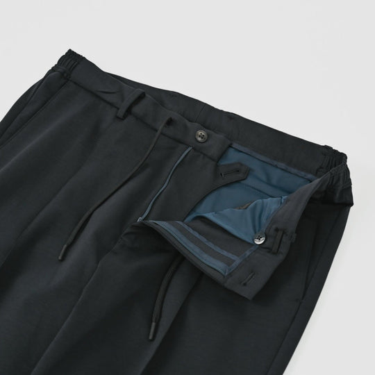 Duplex Cotton Jersey 1プリーツ サイドギャザー トラベル スラックス コスモネイビー