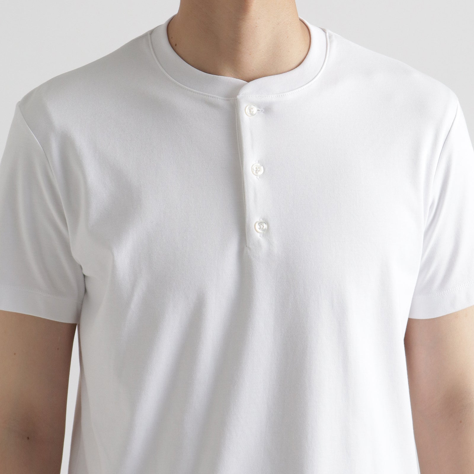 SUVIN PLATINUM ヘンリーネック Tシャツ ホワイト – MINIMAL WARDROBE